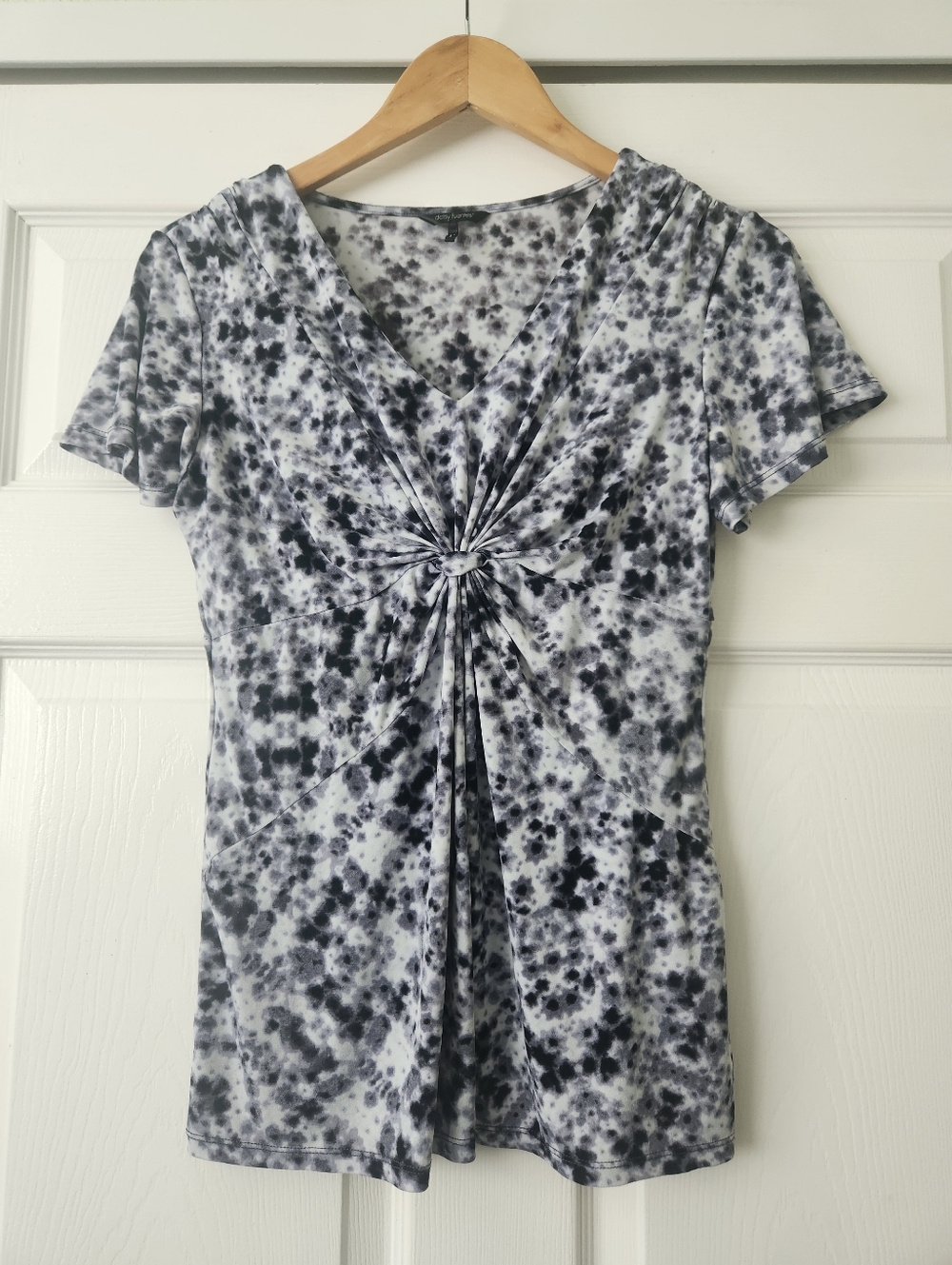 Daisy Fuentes Black & White Tie-Dye Front-Knot V-Neck Tee - Women's Medium